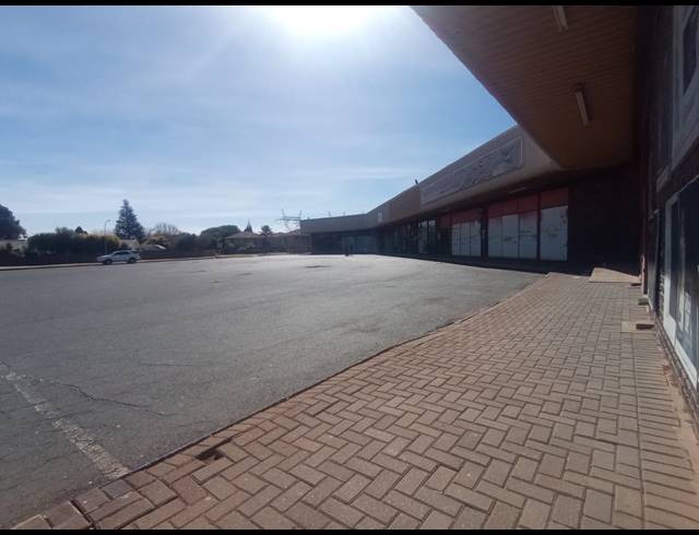 1,500M² BUILDING FOR SALE IN THREE RIVERS EAST